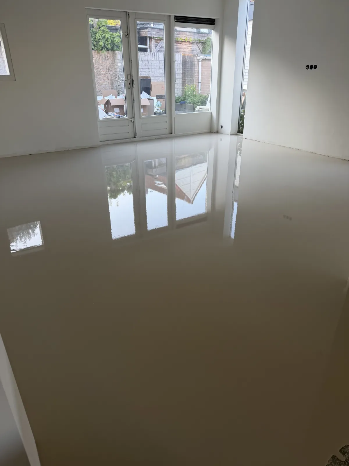 Strak geëgaliseerde cementdekvloer