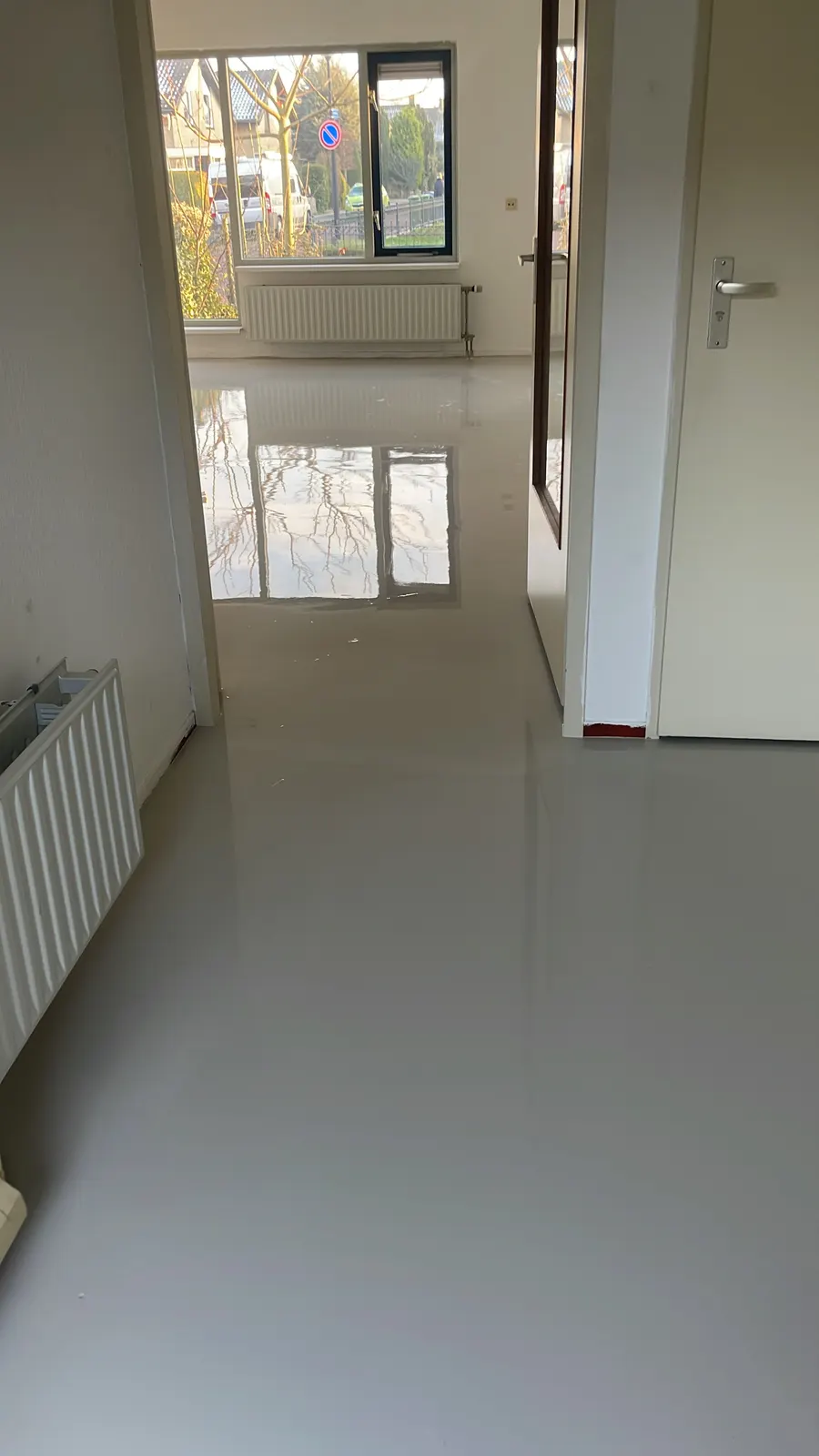 Verse egalisatielaag in een lichte ruimte