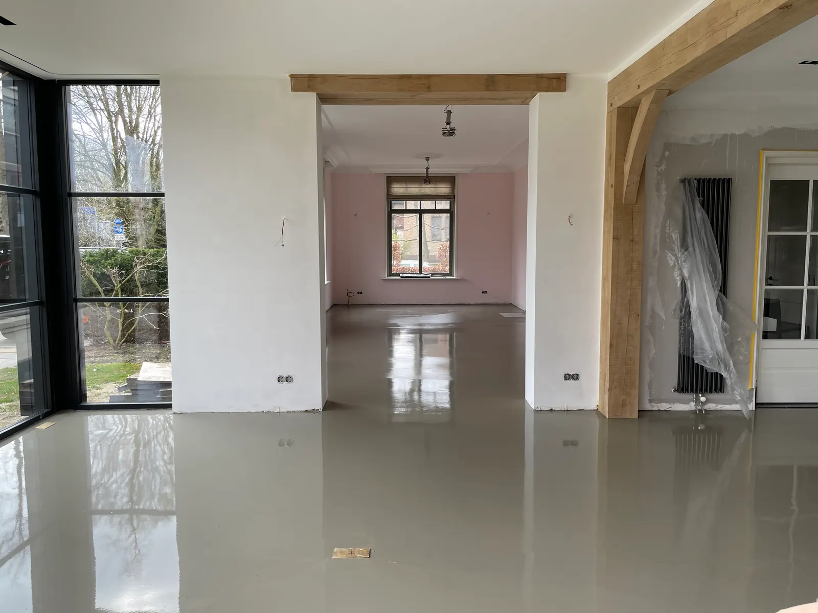 Geëgaliseerde vloer onder houten balken