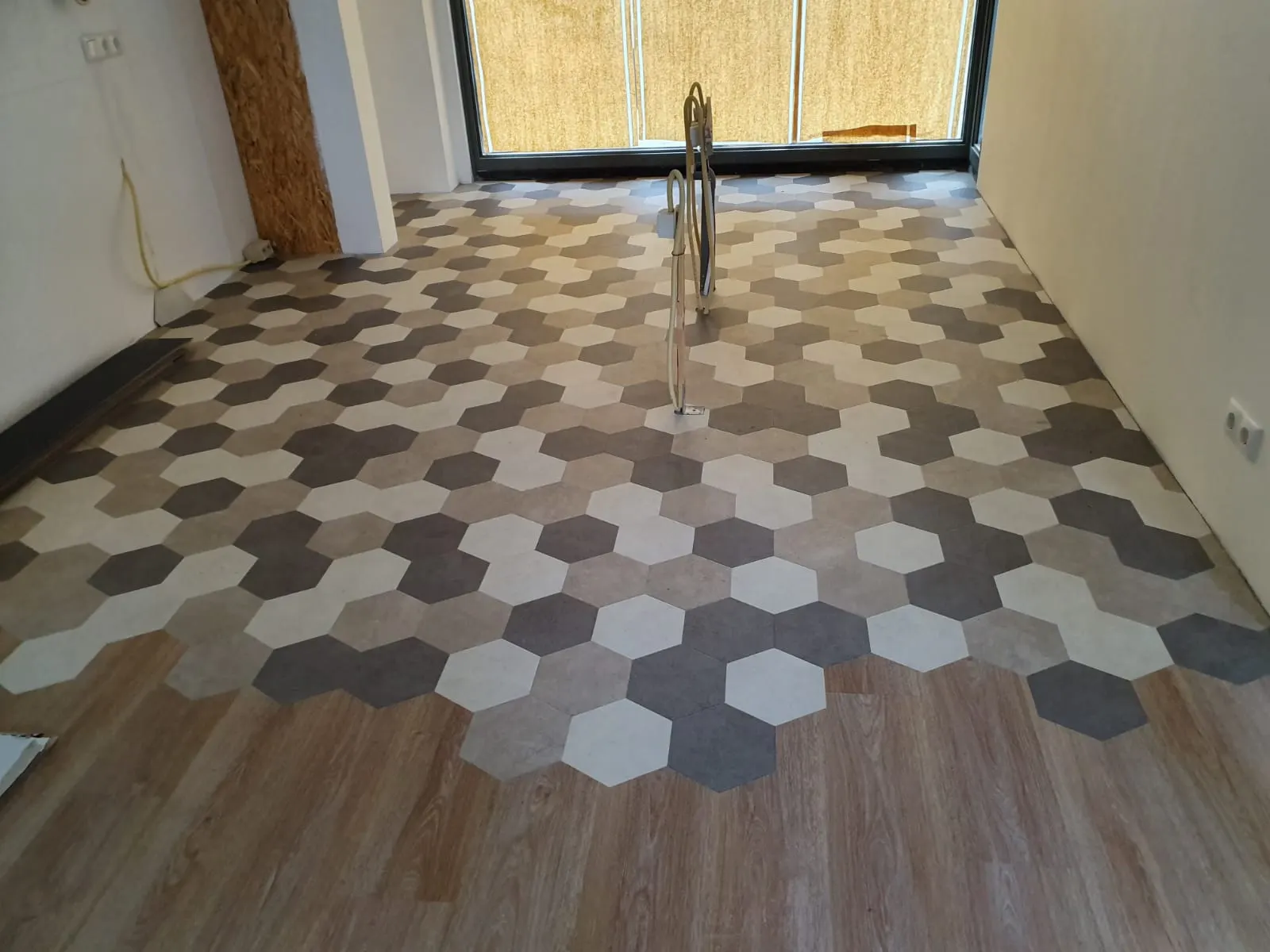 Hexagonvlak in een houtlookvloer