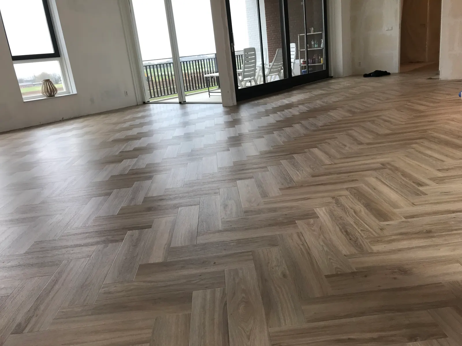 Visgraat met uitzicht over het water