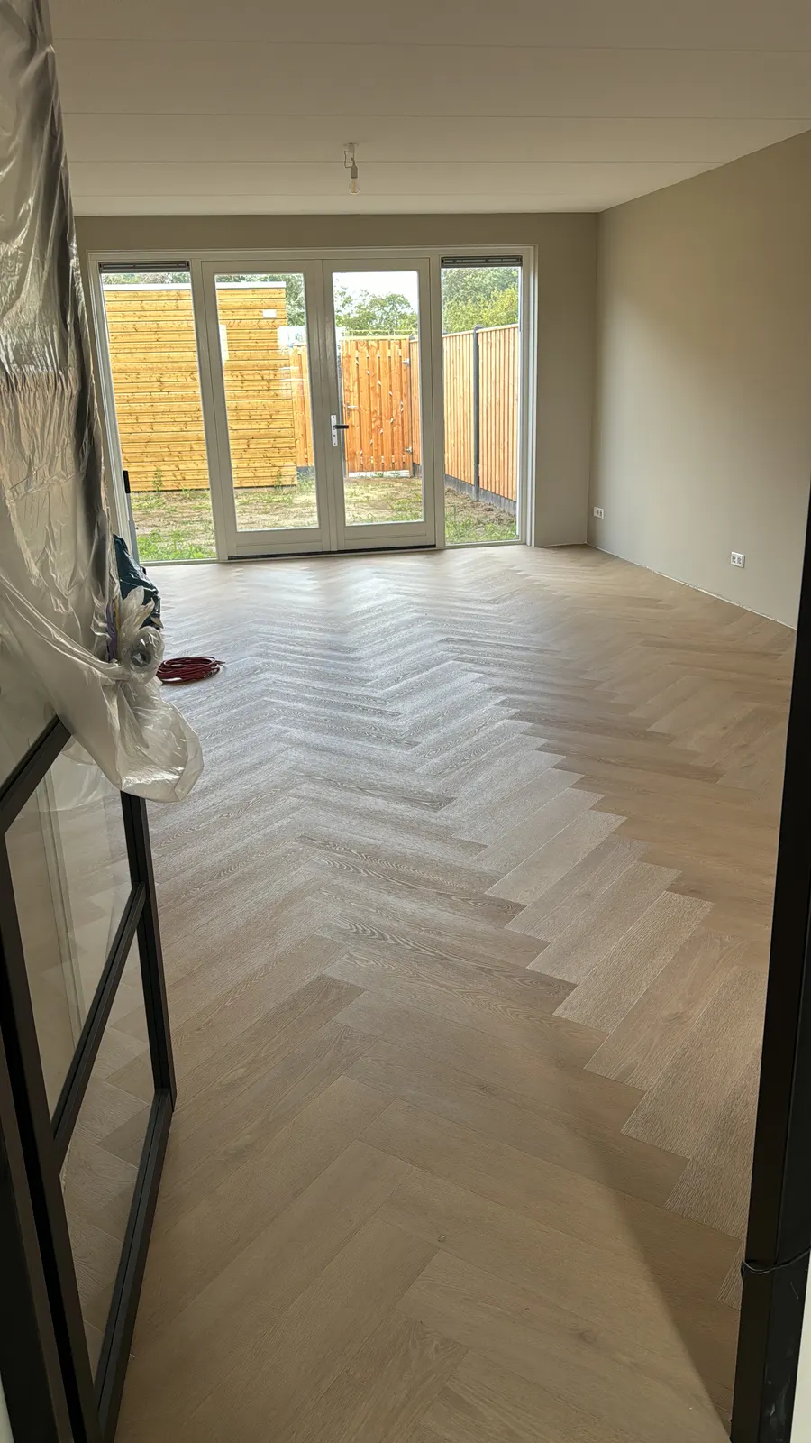 Visgraat met zicht op de tuin