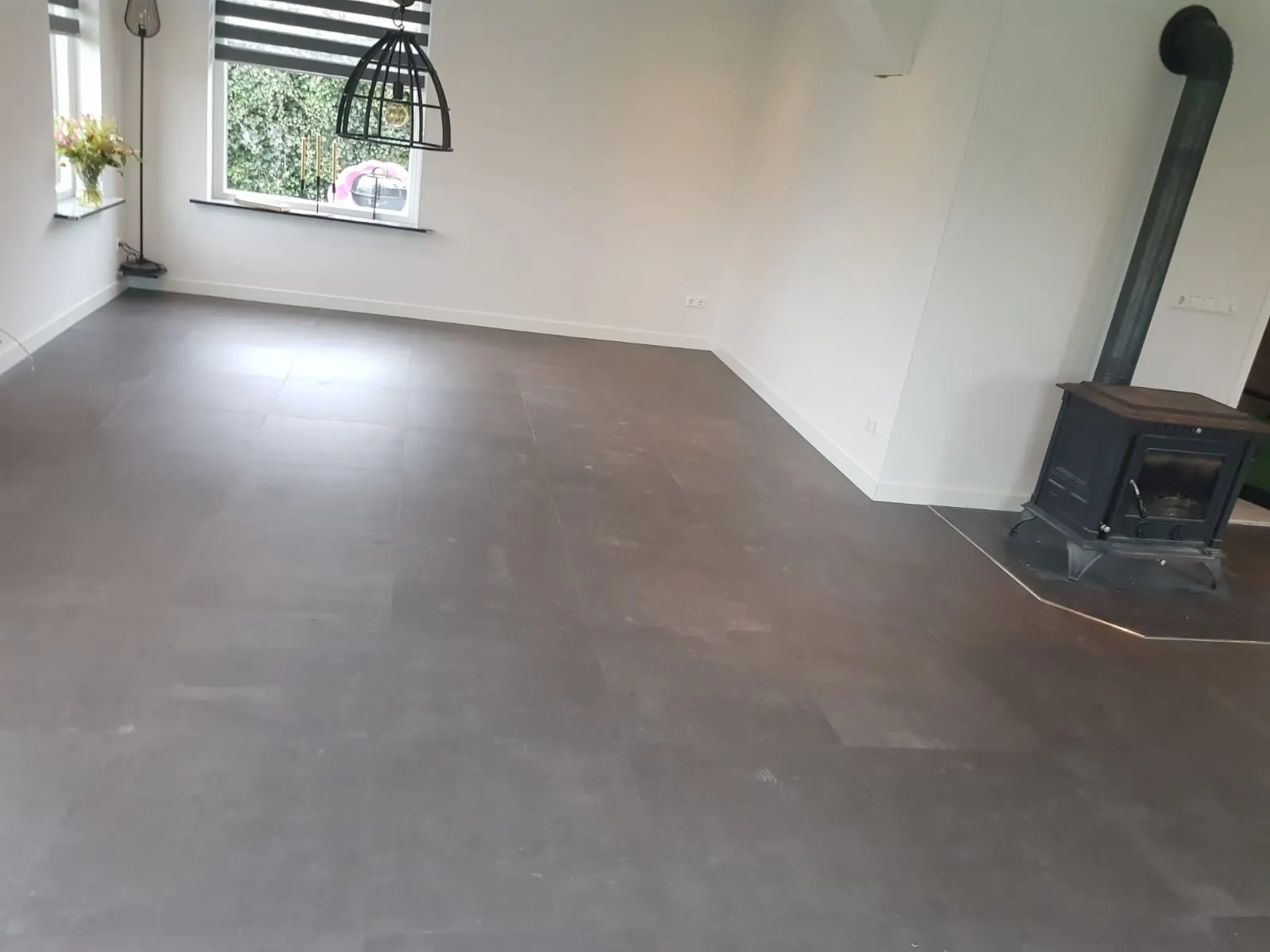 Donkere vloer rond de houtkachel