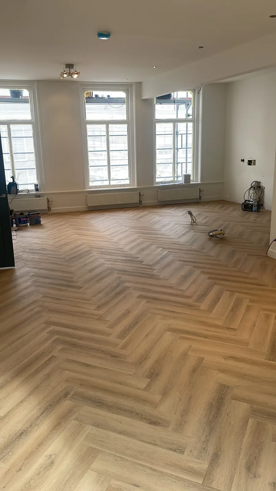 Visgraat in een lichte woonkamer