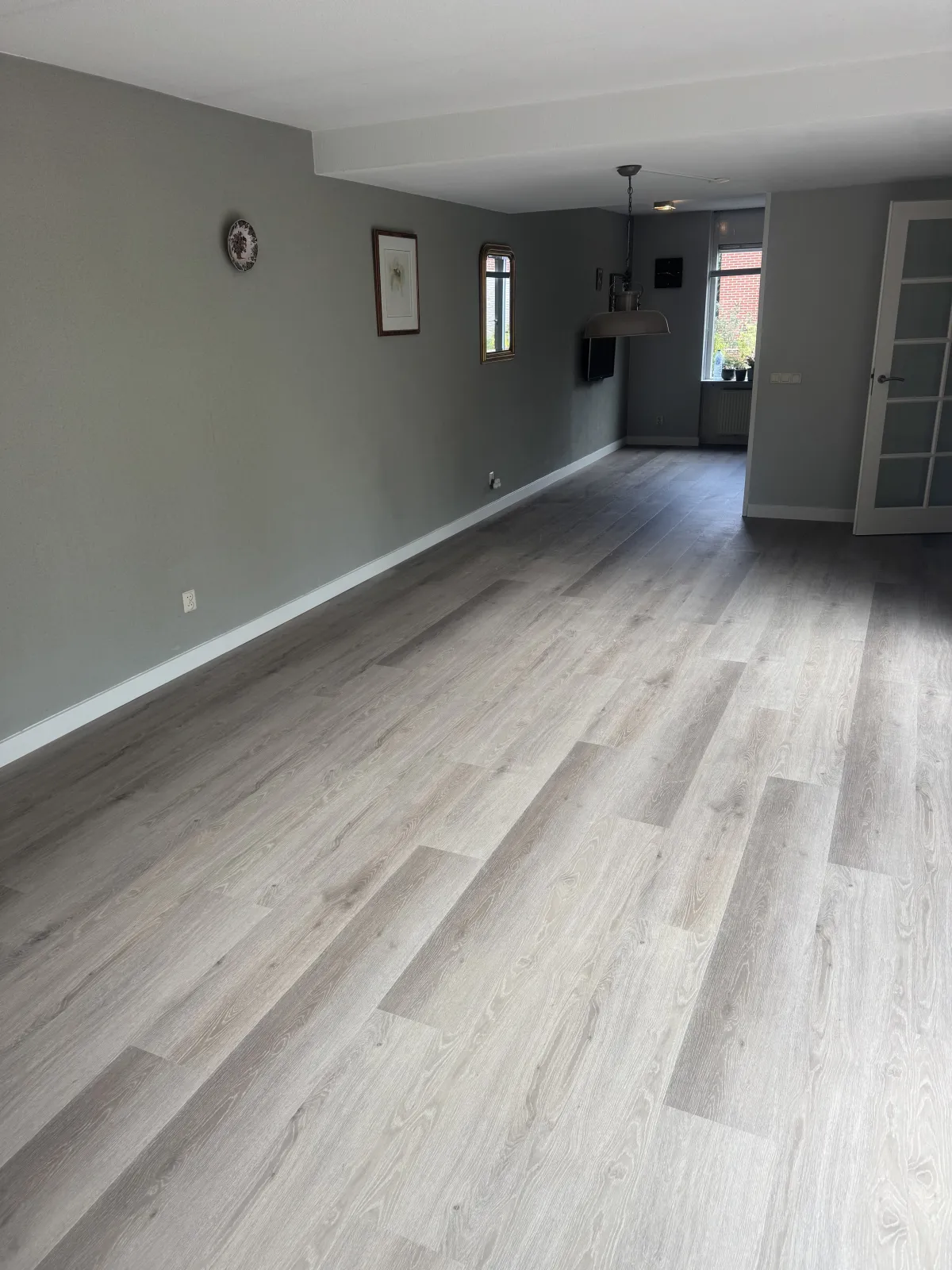 Grijze houtlook in een lichte woonkamer