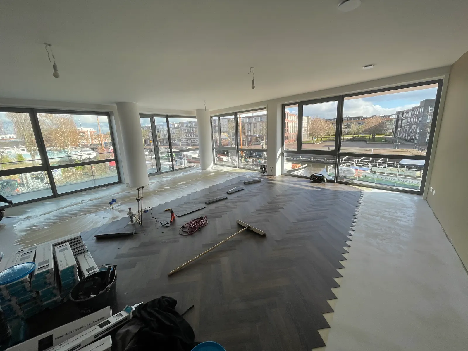 Visgraat halverwege het leggen