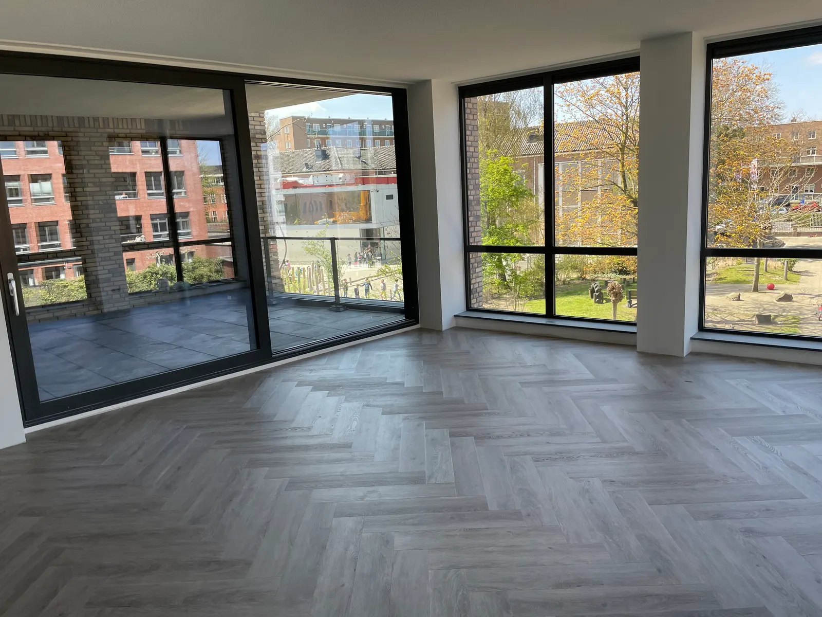 Grijze visgraat met balkon