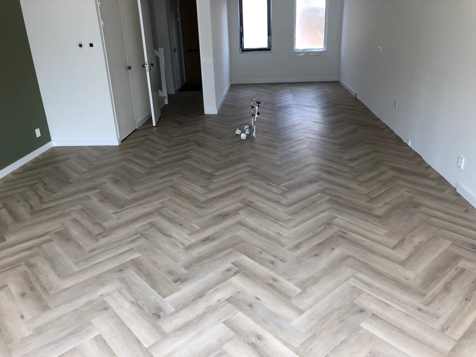 Visgraat in een lichte woonkamer