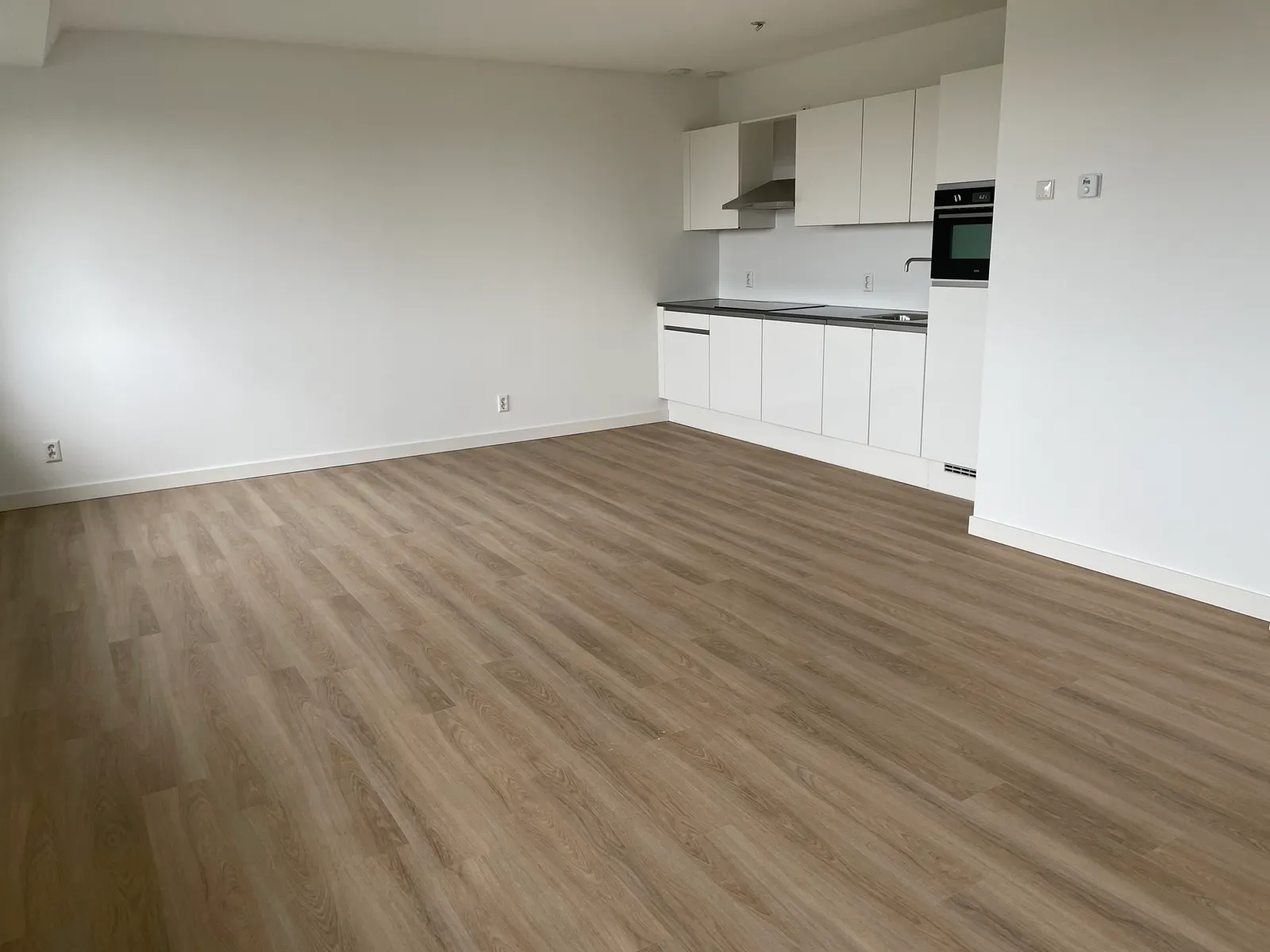 Plankenvloer van woonkamer tot keuken
