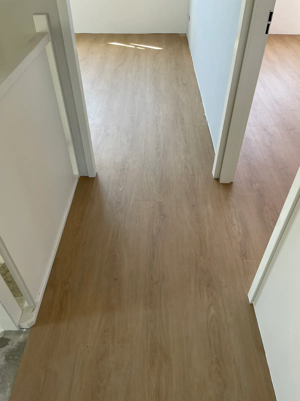 Plankenvloer met doorloop naar de hal