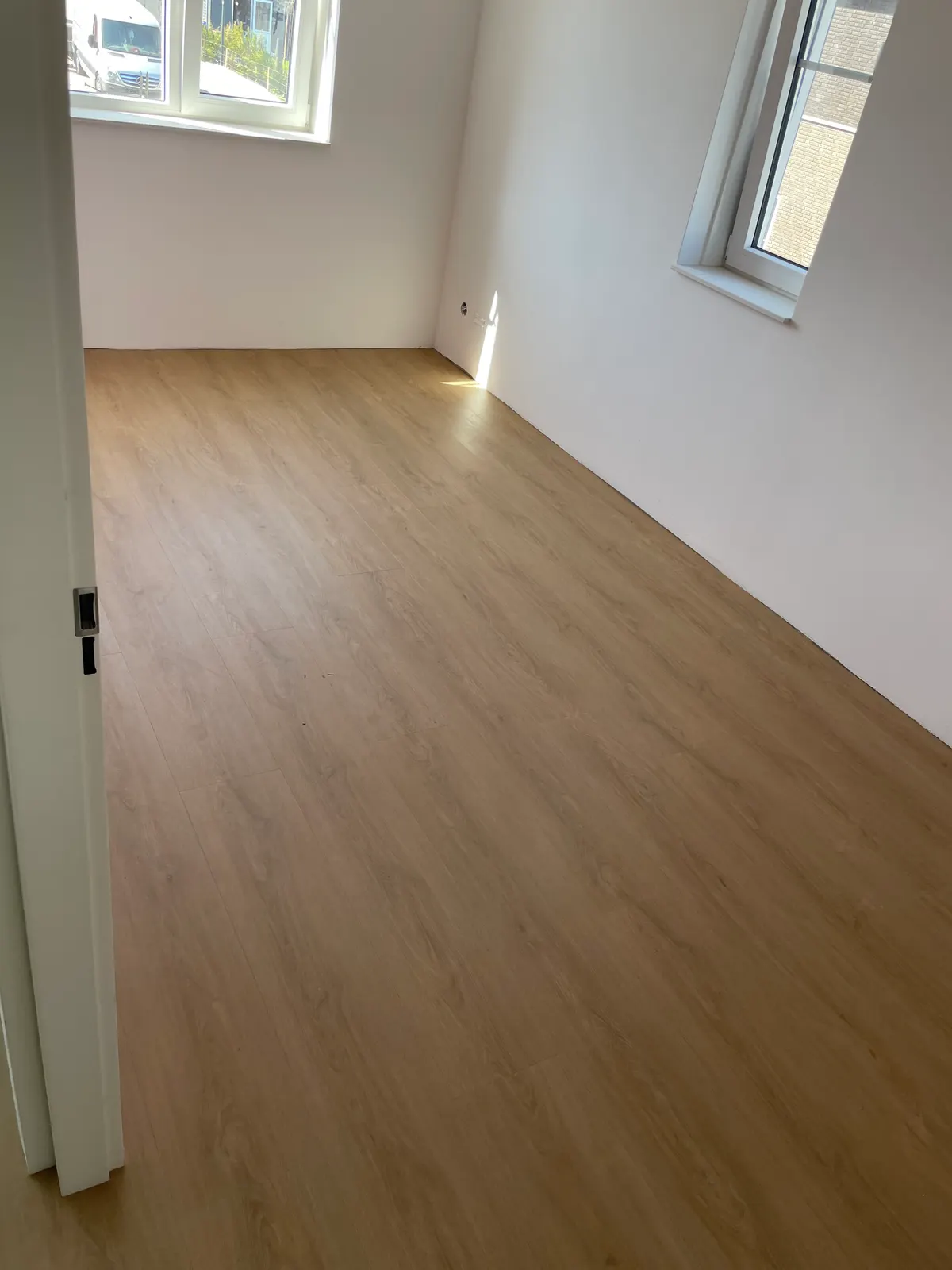 Warme plankenvloer in een lege kamer