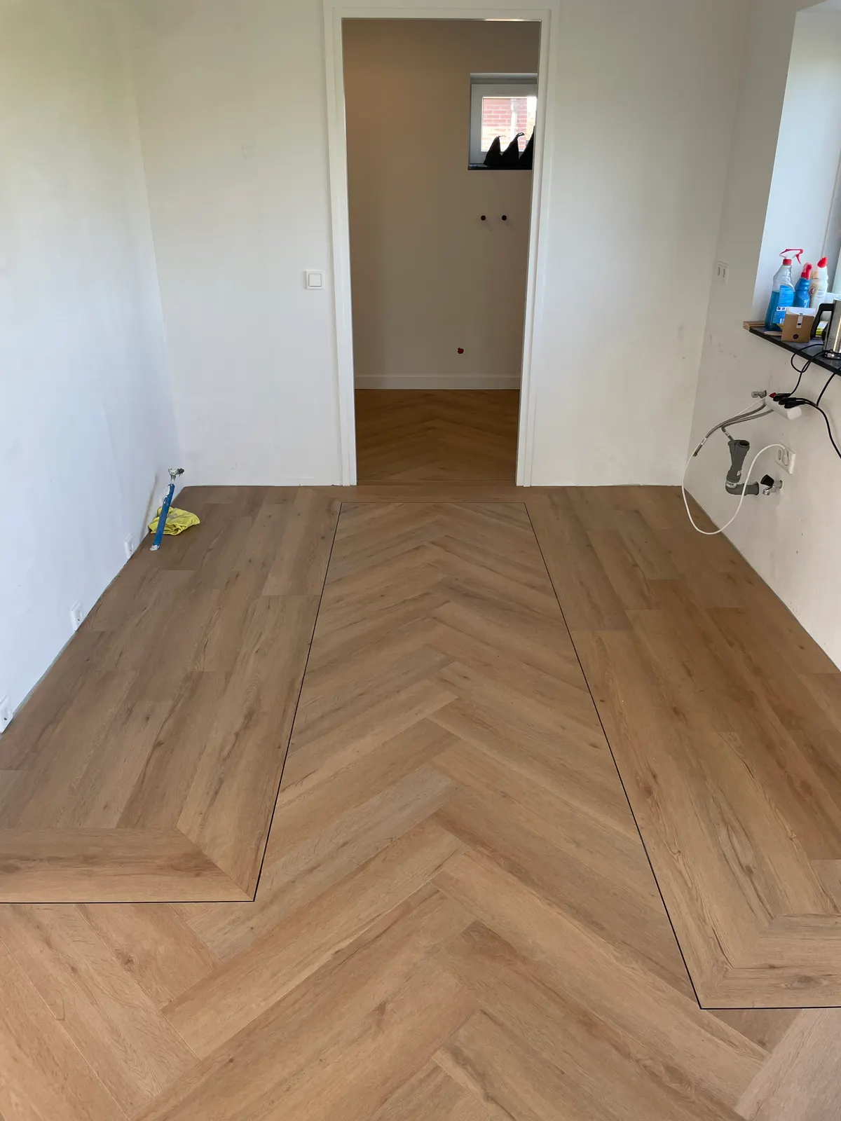 Plankenvloer in een hoge kamer