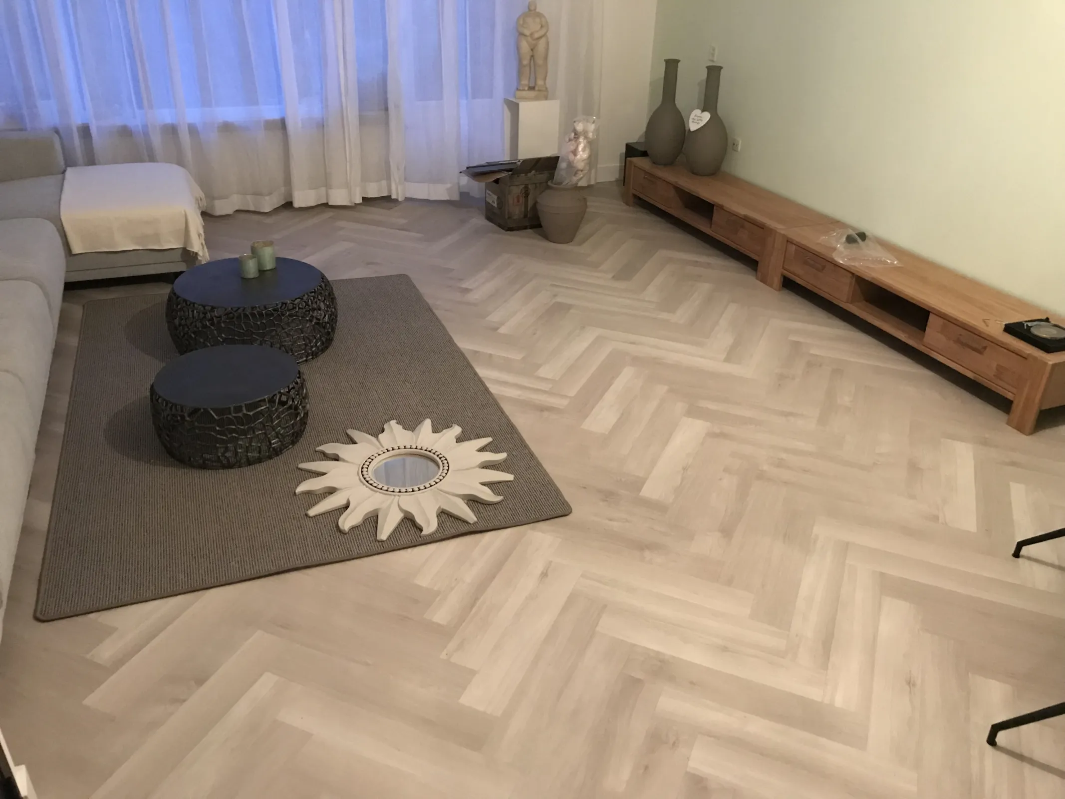 Lichte visgraatvloer in woonkamer