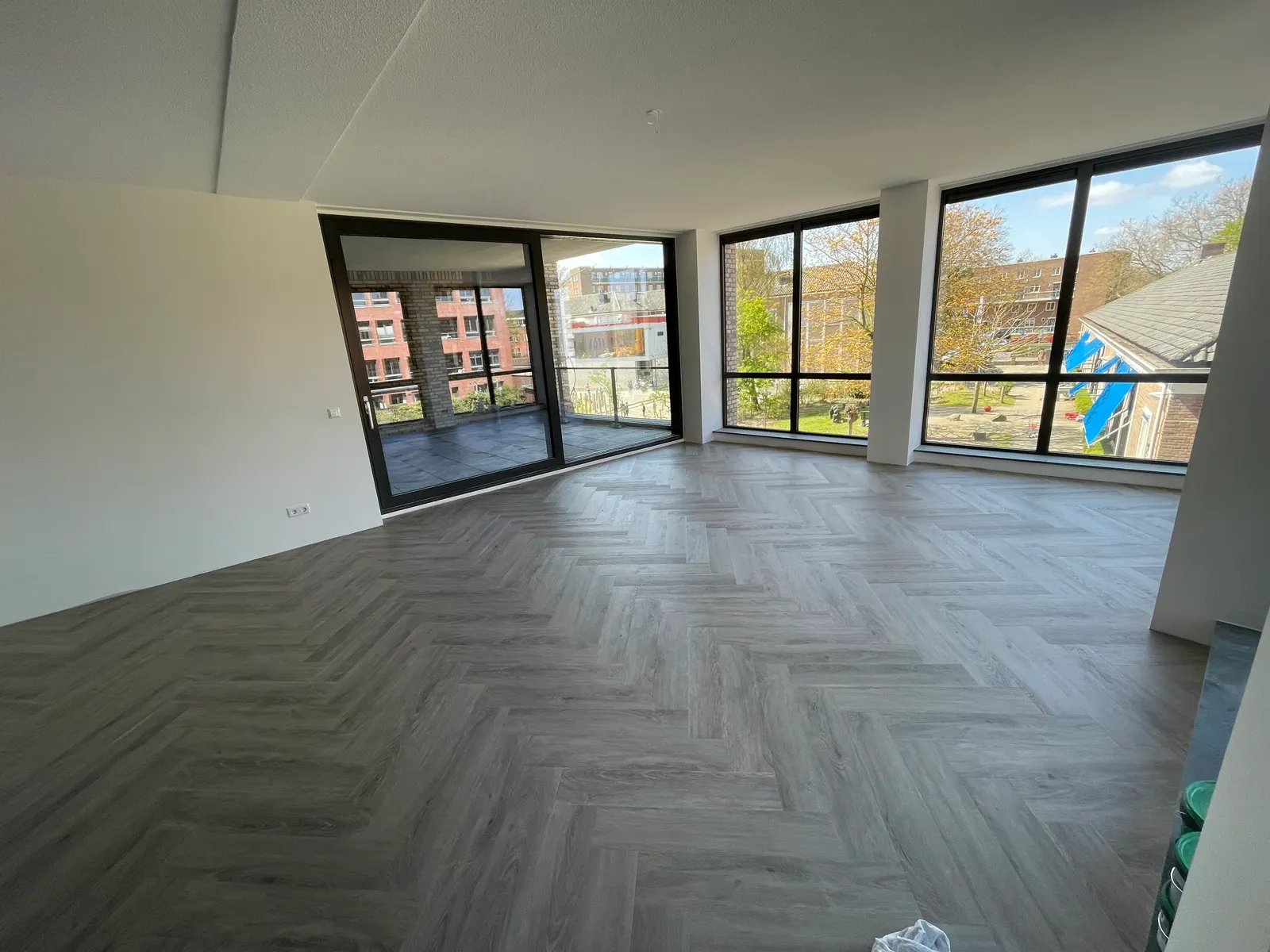 Grijze visgraat in een hoekappartement