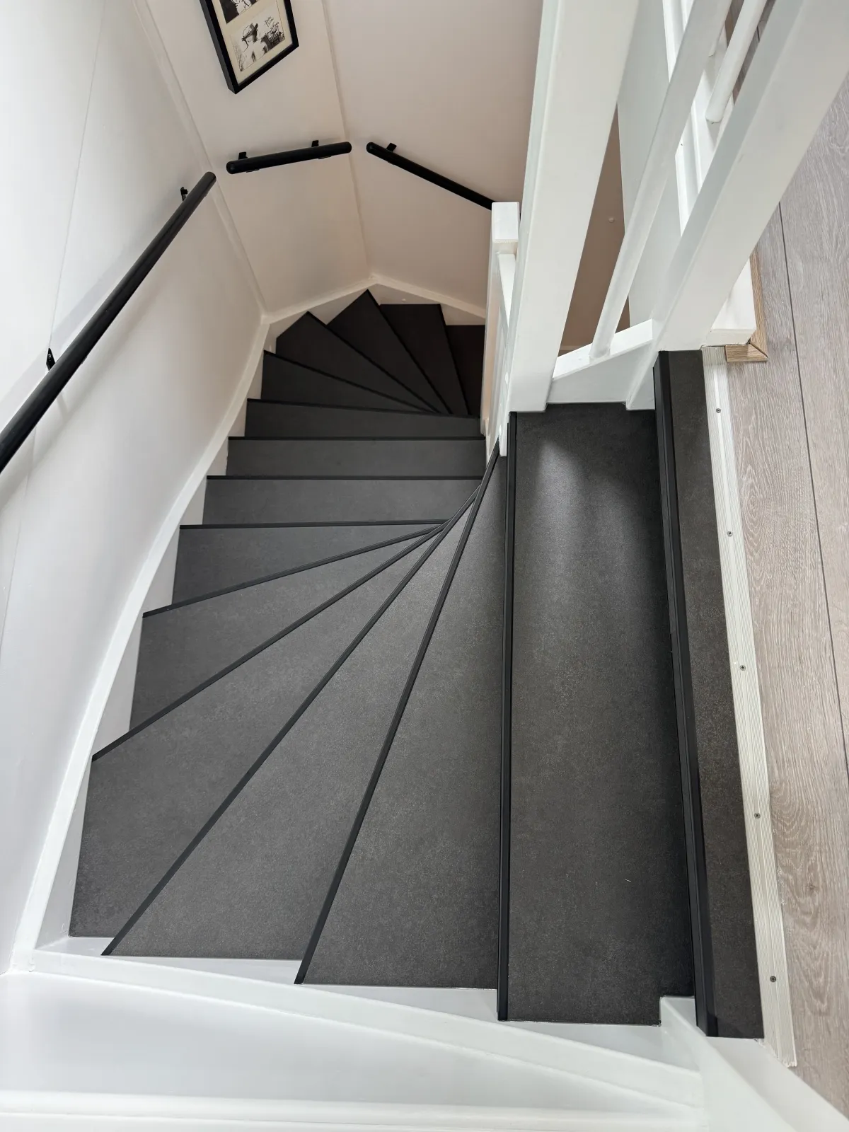Trap met antracietkleurige treden